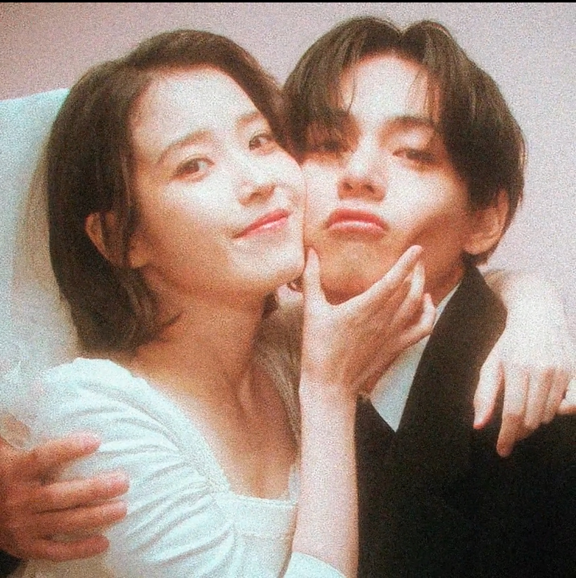 [잡담] 뷔 아이유 이 움짤 좀 주실분,,, | 인스티즈