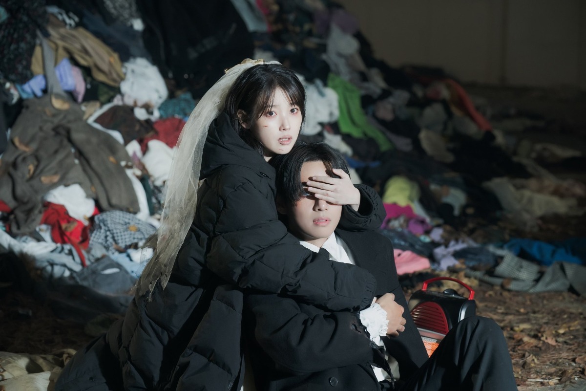 [잡담] 아이유 럽윈올 뮤비 비하인드 사진 좋다.. | 인스티즈