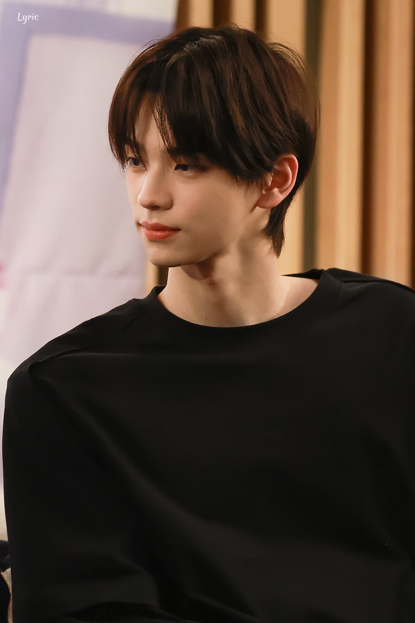 [잡담] 투어스 신유 옷 어깨부분 주름 잡히는거 개좋다 | 인스티즈