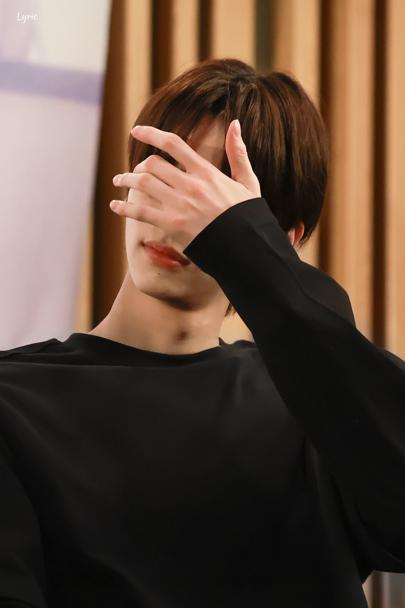 [잡담] 투어스 신유 옷 어깨부분 주름 잡히는거 개좋다 | 인스티즈
