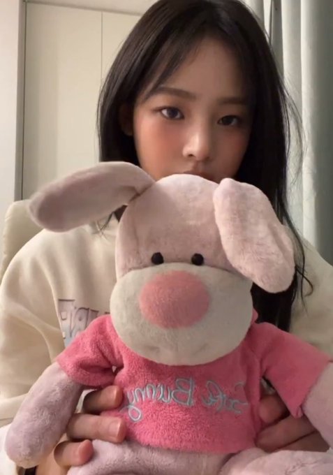 [잡담] 민지 두살때 부모님이 주신 인형이래 | 인스티즈