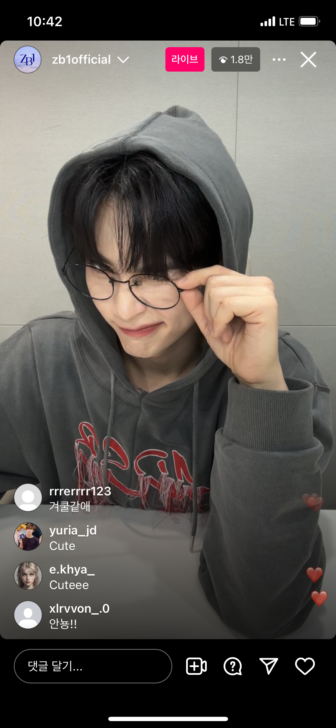 [잡담] 혹시 한빈이 인스타라방(후드에 안경) 사진있는 둥 잇니?! | 인스티즈
