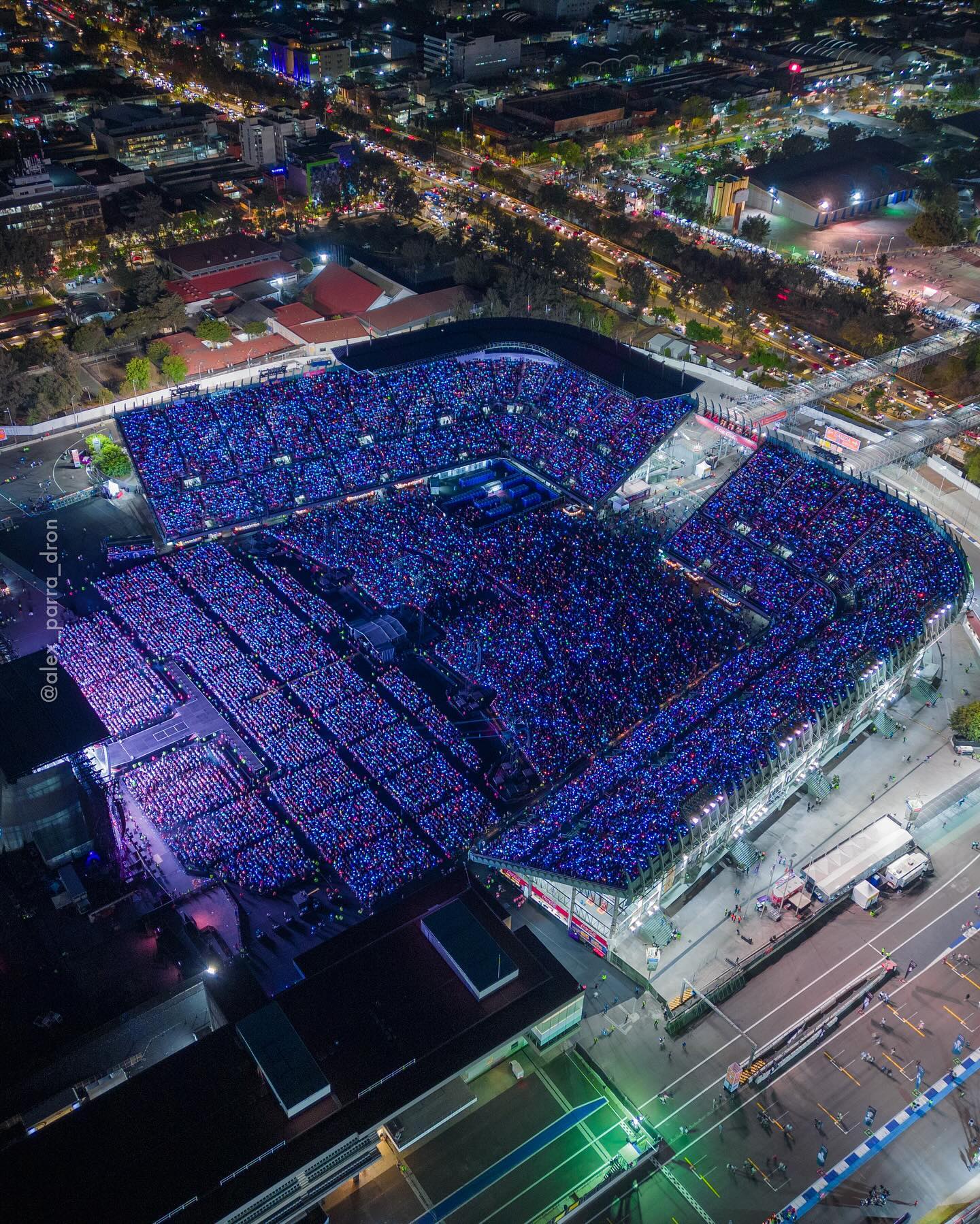 [정보/소식] 오늘자 트와이스 멕시코 스타디움 콘서트 항공샷 | 인스티즈