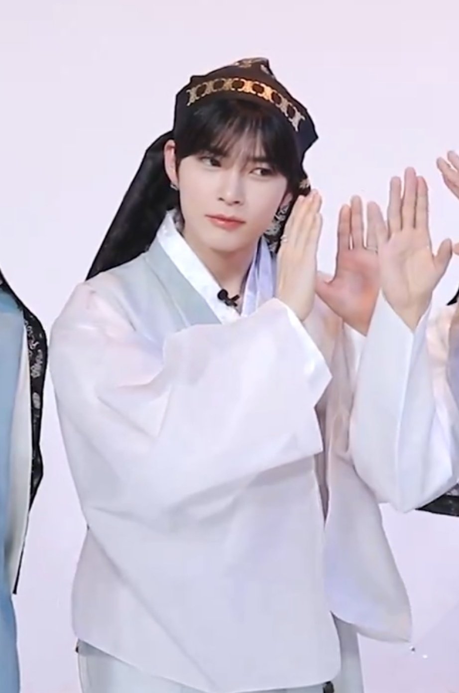 [잡담] 한빈아...한복 너무 이쀼다아...🤤 | 인스티즈