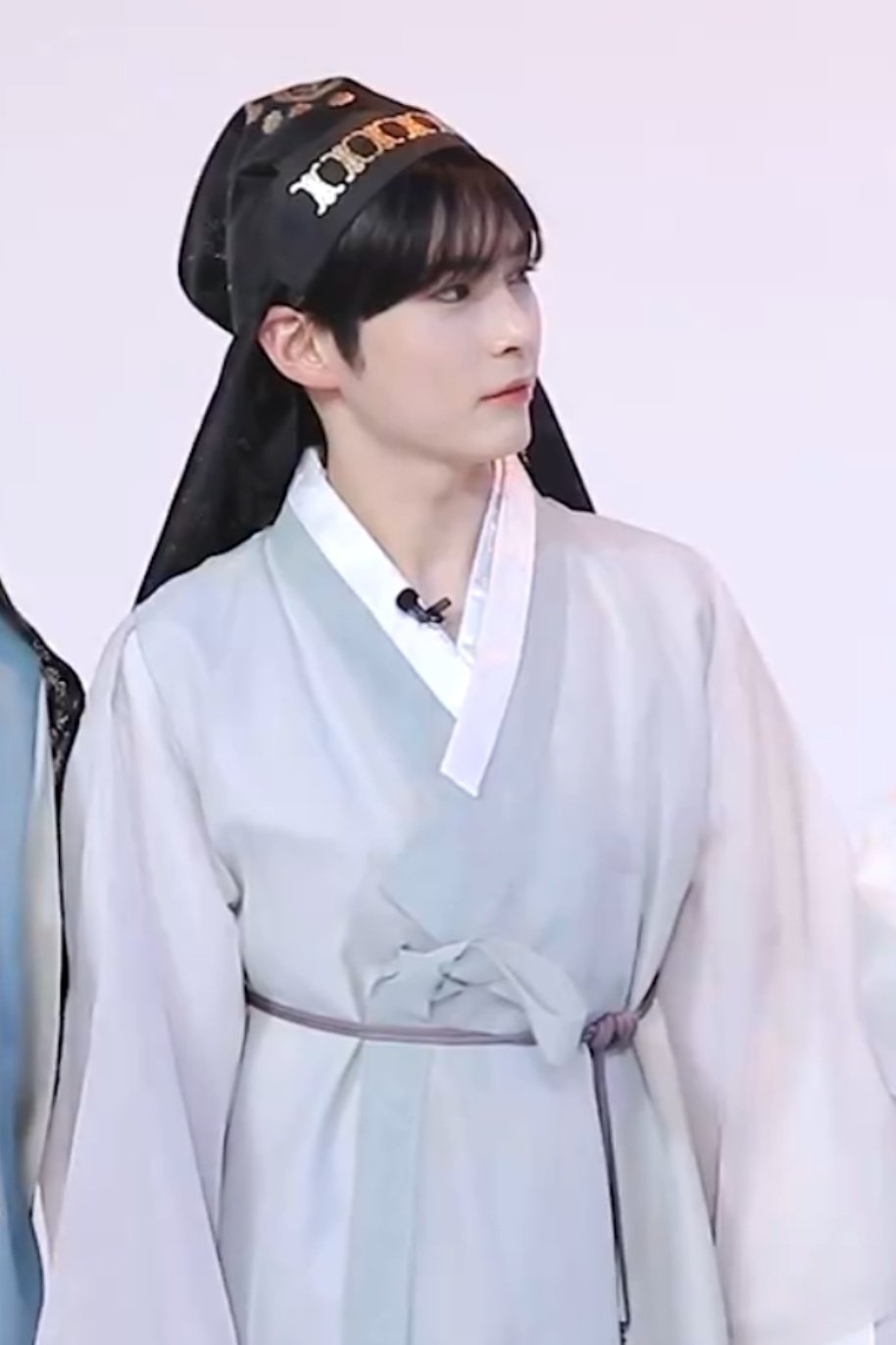 [잡담] 한빈아...한복 너무 이쀼다아...🤤 | 인스티즈