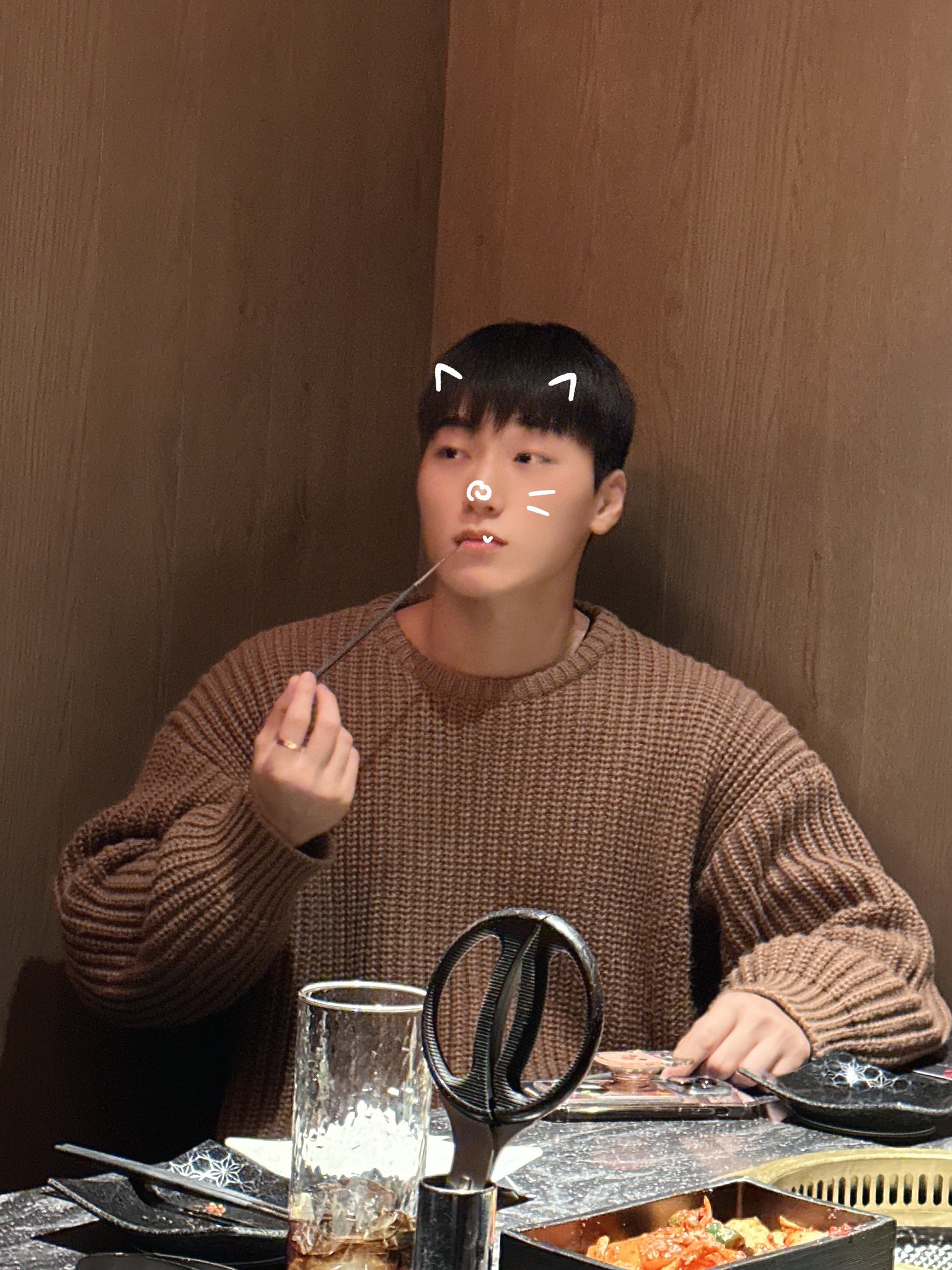 [잡담] 어깨 넓은 애가 두꺼운 니트 입으니까 진짜 덩치 커보임 | 인스티즈