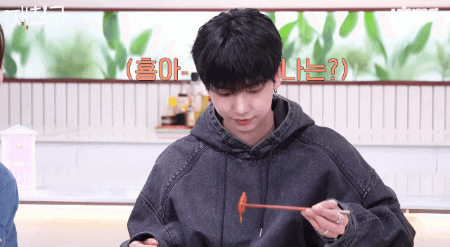 신인 아이돌의 플러팅에 정신 못차리는 김재중 | 인스티즈