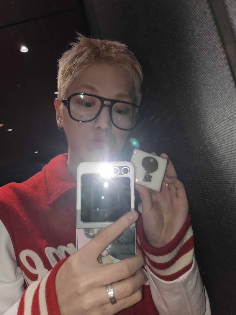 안경패션의 완성은 눈물점이다를 보여주는 남자아이돌.jpg | 인스티즈