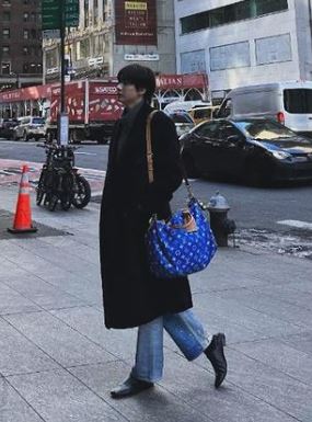 [잡담] 앤톤 이 사진 걷다가 찍힌 듯한 연출한거 맞지?? 발이 너무 새침해ㅋㅋㅋㅋ | 인스티즈