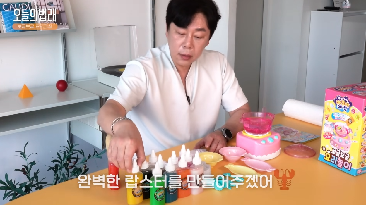 무대위와는 다른 이미지인 50대 뮤지컬 배우 | 인스티즈