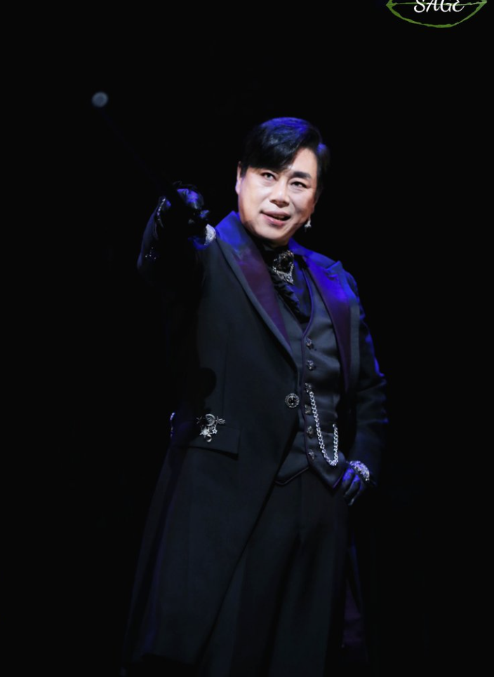 무대위와는 다른 이미지인 50대 뮤지컬 배우 | 인스티즈