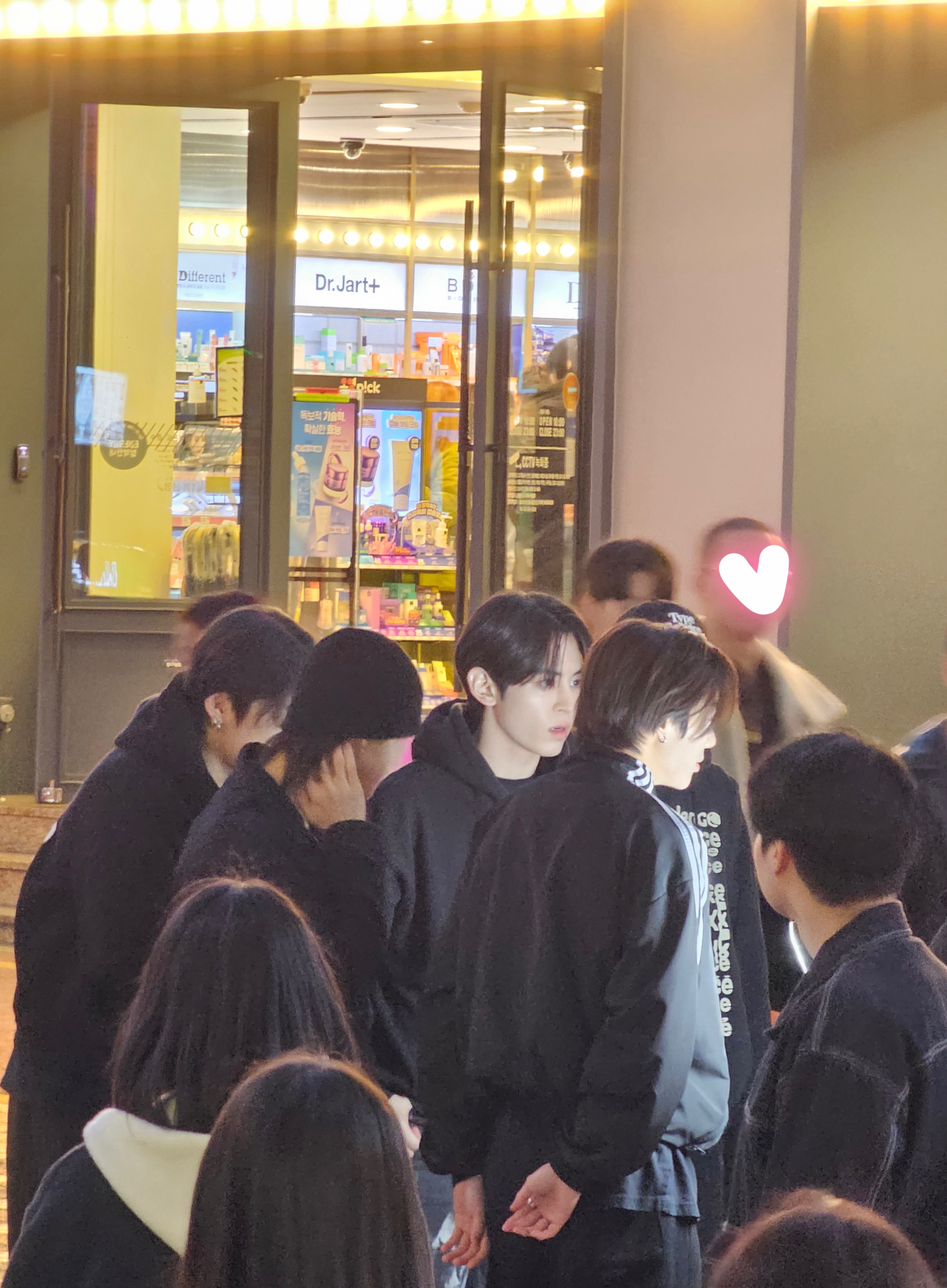 [잡담] 내가 아까 홍대에서 본 아이돌 볼래? | 인스티즈