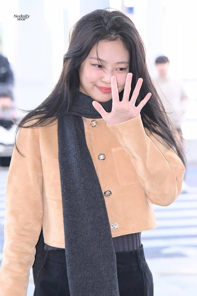 오늘자 파리 출국하는 제니 폰카짤jpg | 인스티즈