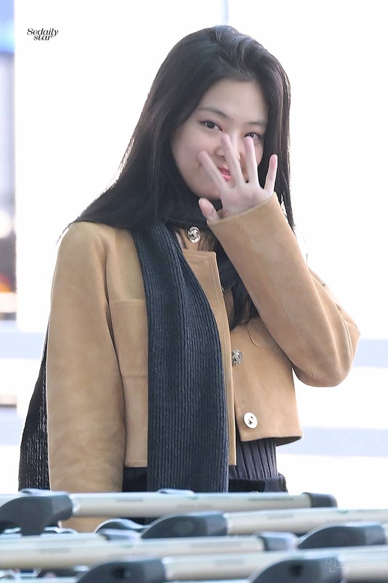 오늘자 파리 출국하는 제니 폰카짤jpg | 인스티즈