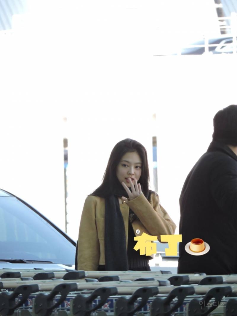 오늘자 파리 출국하는 제니 폰카짤jpg | 인스티즈