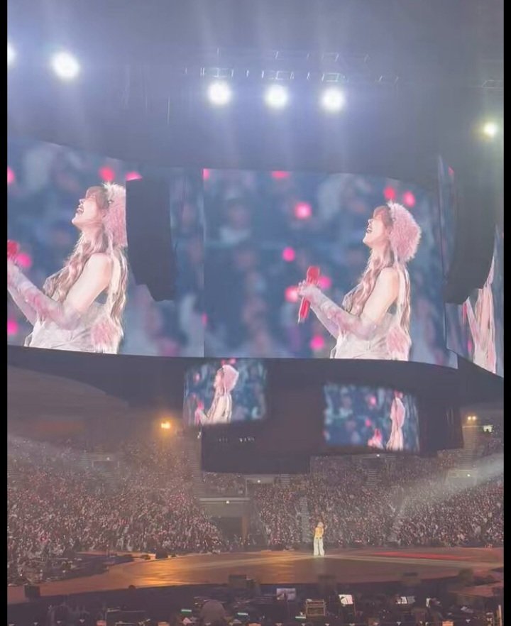 [잡담] 응원봉 흔들고 있는 유재석 박명수 양세찬 보고 빵터진 아이유 ㅋㅋㅋㅋㅋㅋ | 인스티즈