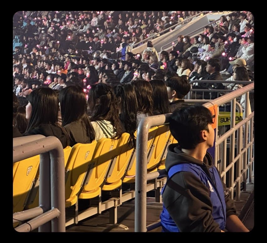 [잡담] 뉴진스 공주들 쪼르르 공연보는거봐 ㅠㅠ | 인스티즈