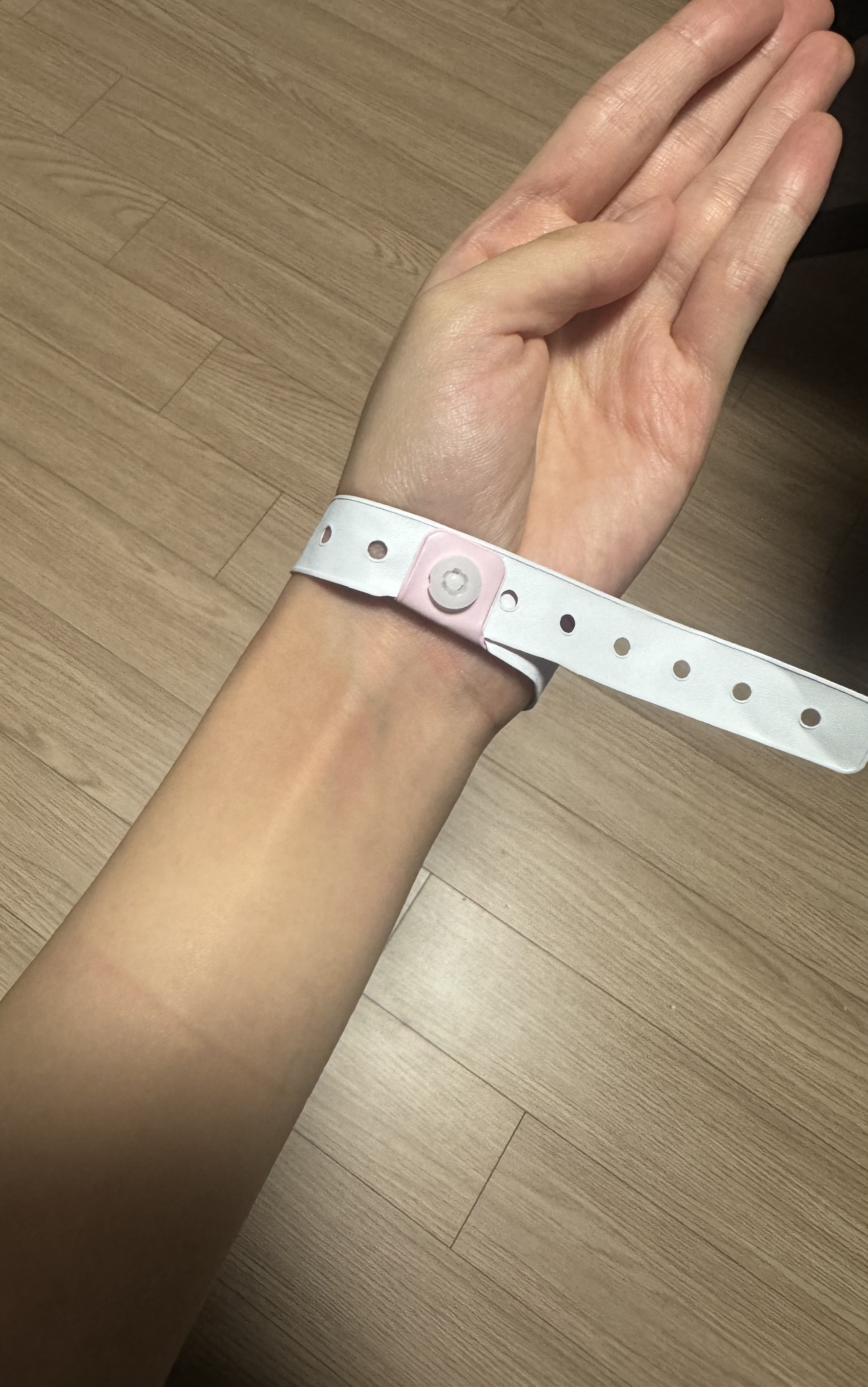 [잡담] 아이유 콘 팔찌 어떻게 빼... 나 진짜.. 눈물나.. | 인스티즈