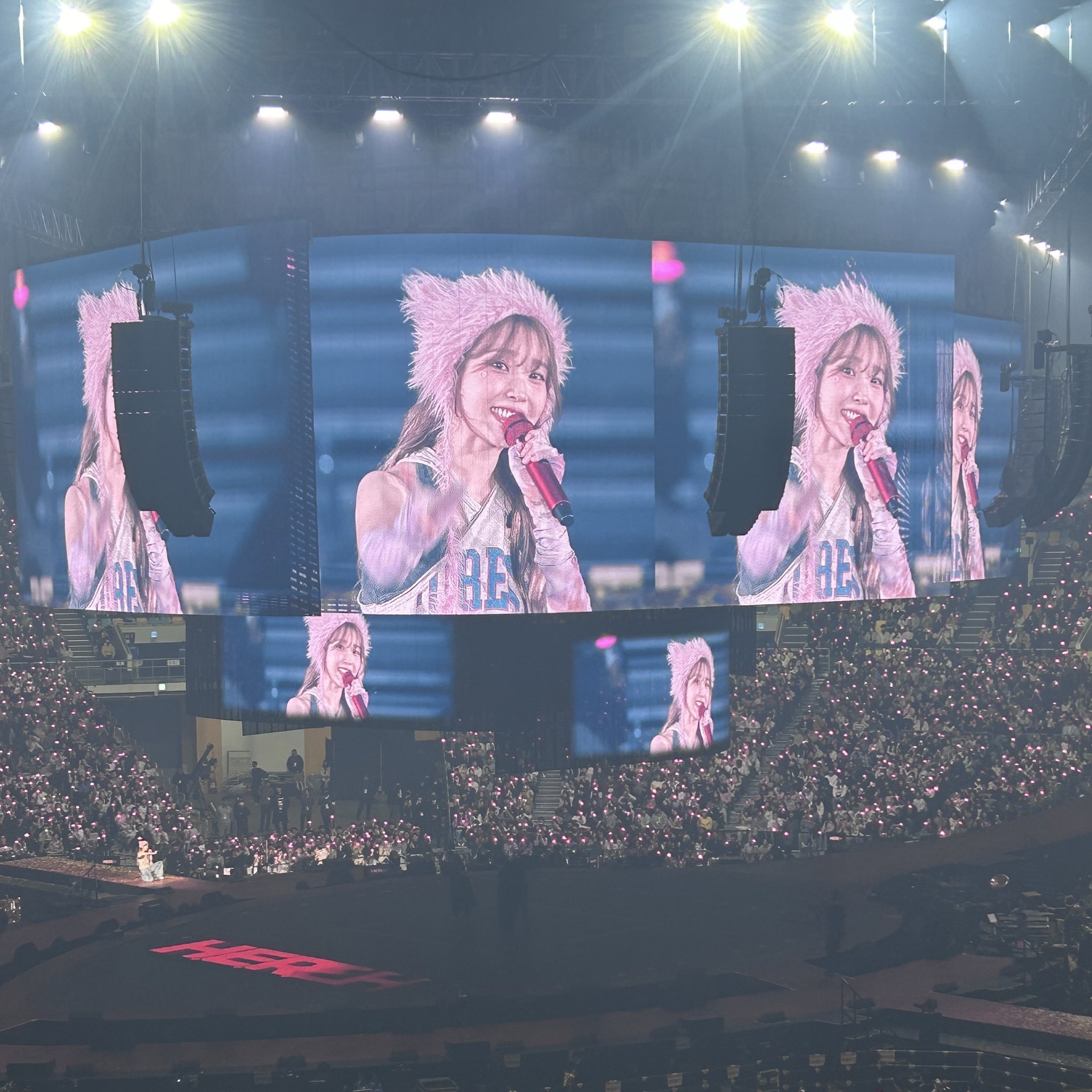 [잡담] 어제 아이유 콘서트 전광판 얼굴jpg | 인스티즈