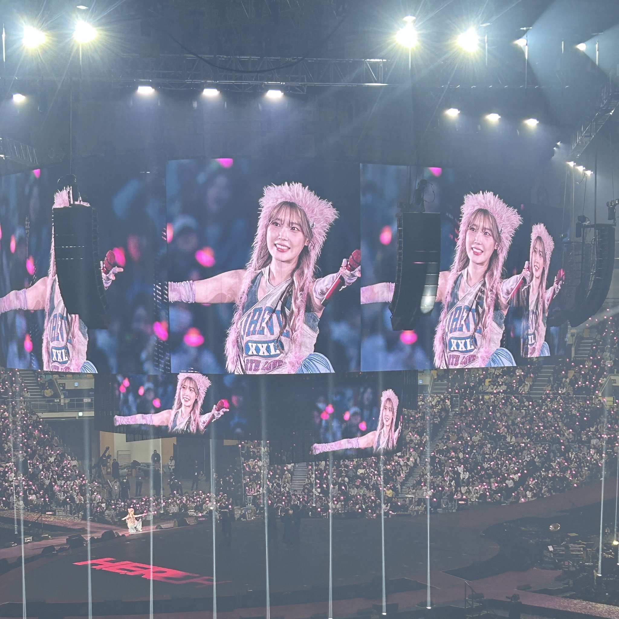 [잡담] 어제 아이유 콘서트 전광판 얼굴jpg | 인스티즈