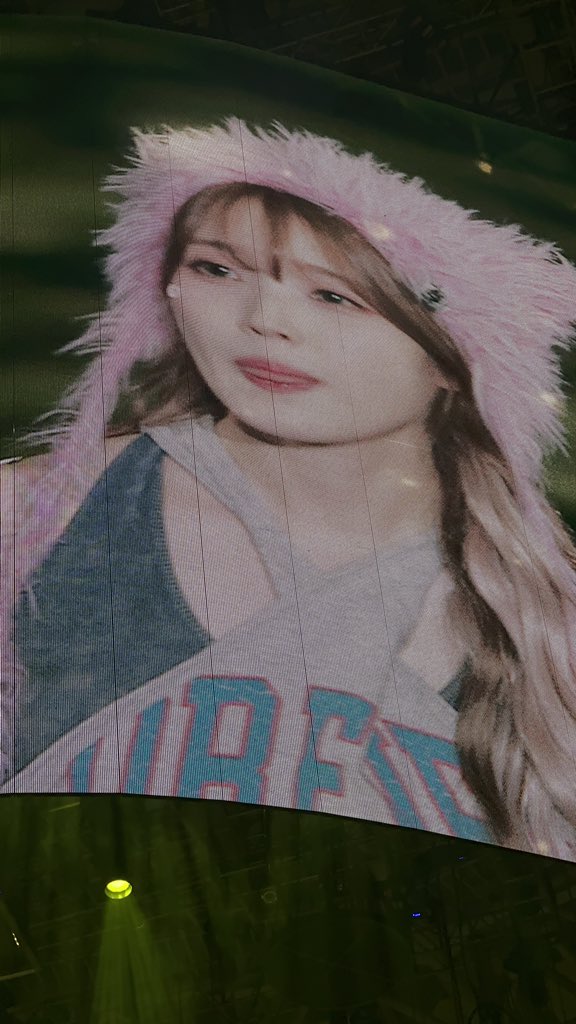 [잡담] 어제 아이유 콘서트 전광판 얼굴jpg | 인스티즈