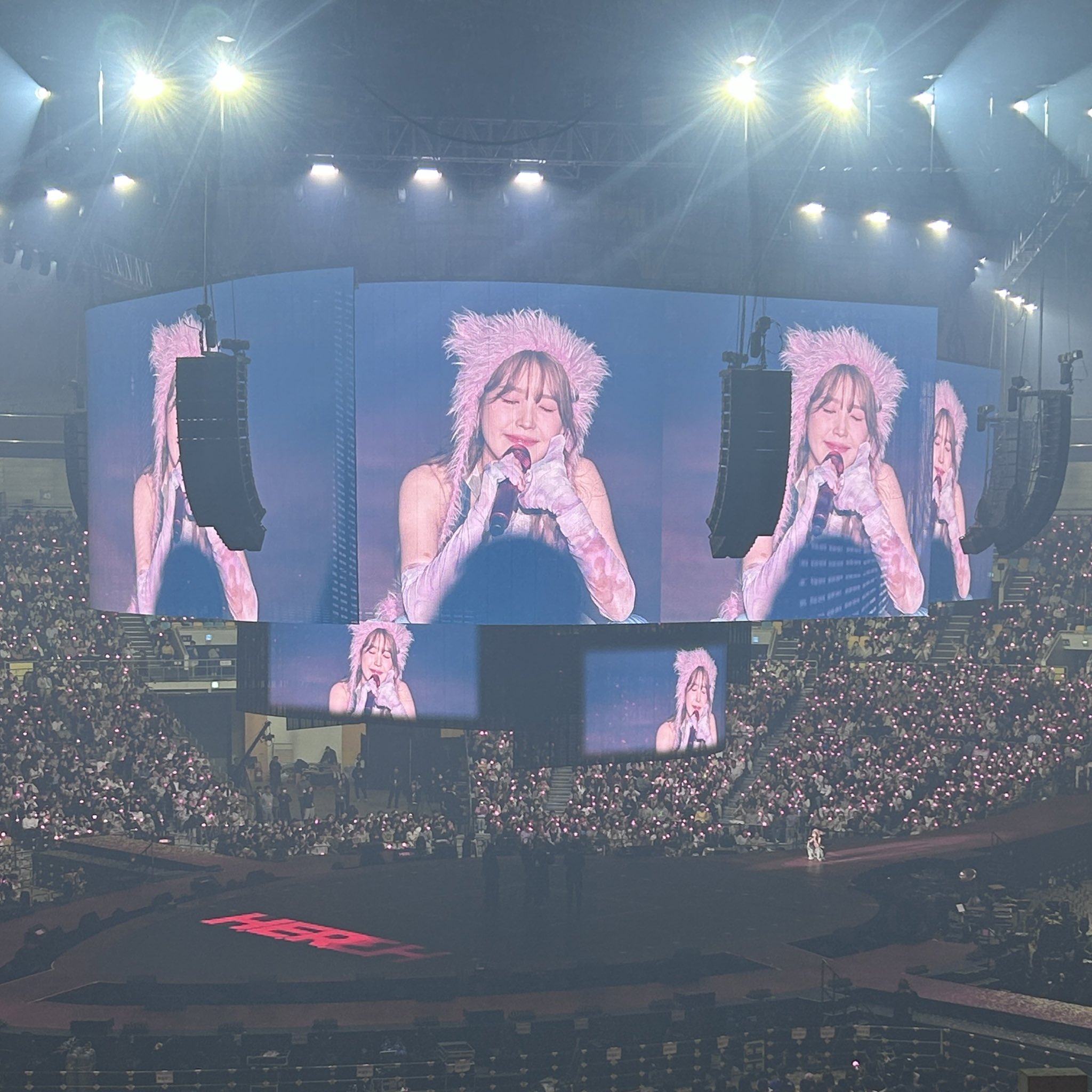 [잡담] 어제 아이유 콘서트 전광판 얼굴jpg | 인스티즈