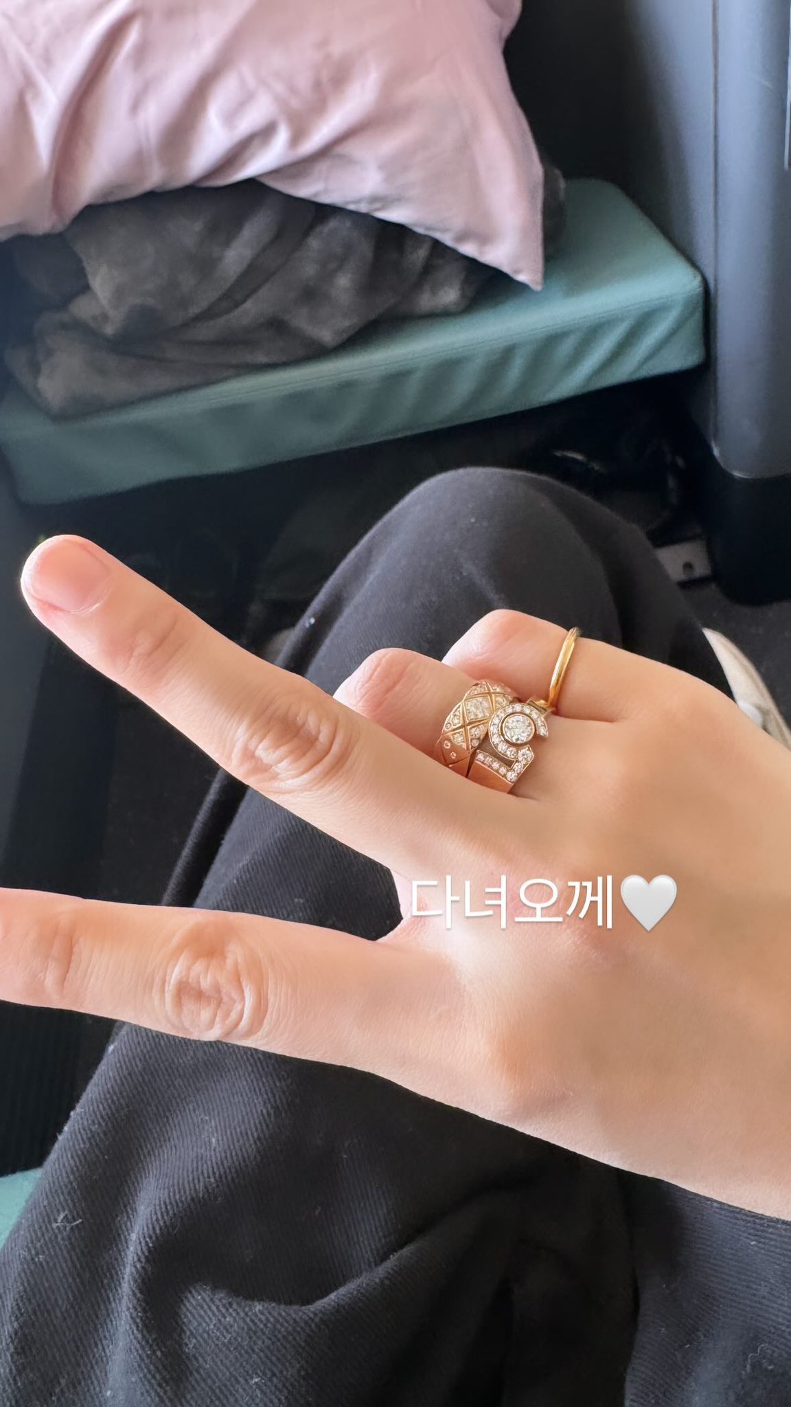 [잡담] 제니 비행기 탈때 항상 애착 베개&이불 가지고 타는구나 | 인스티즈