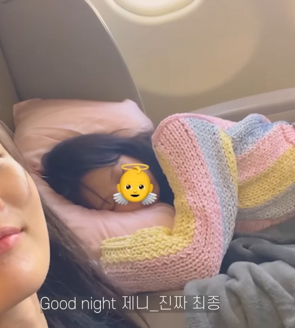 [잡담] 제니 비행기 탈때 항상 애착 베개&이불 가지고 타는구나 | 인스티즈