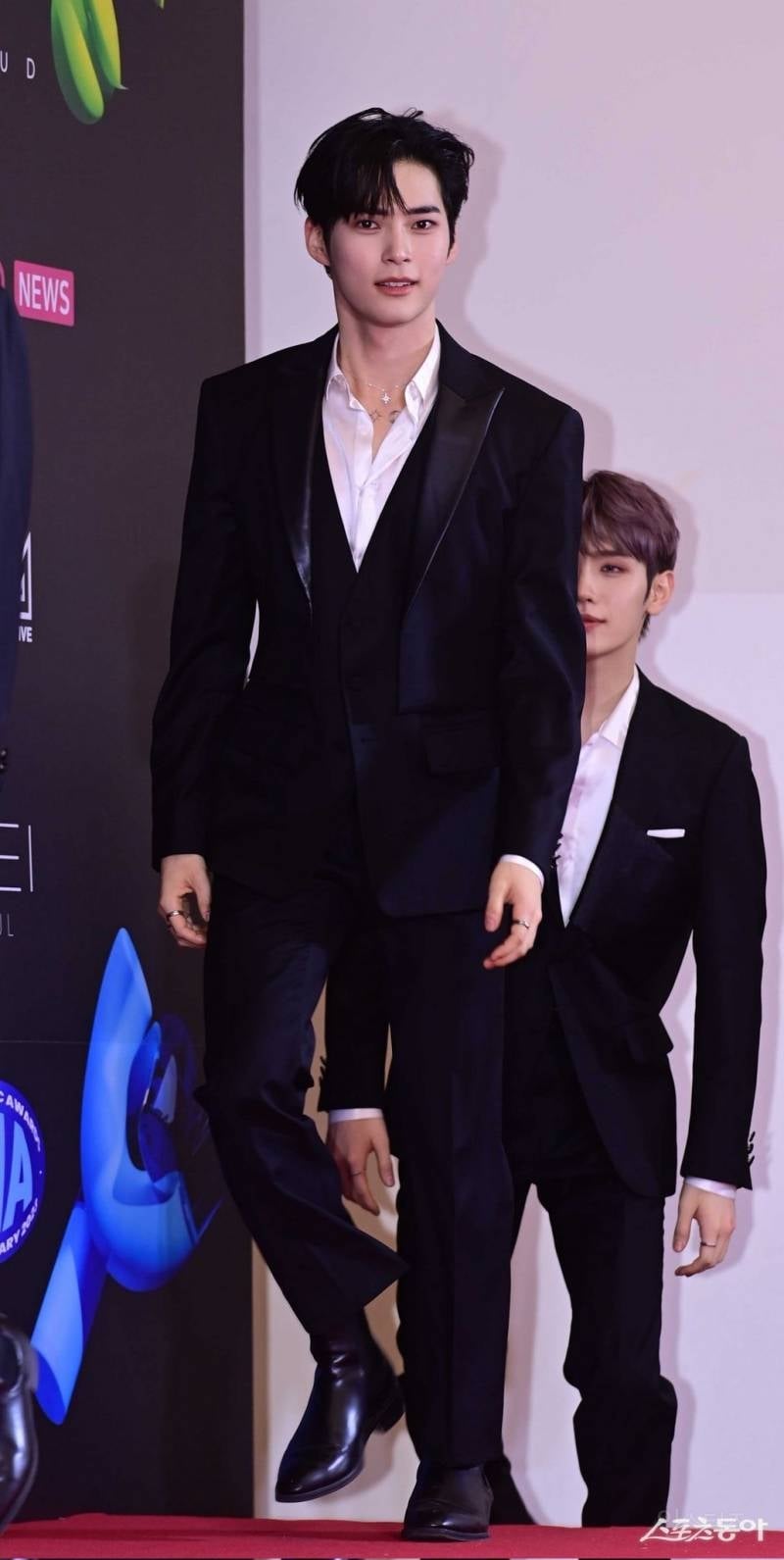 지금 서로 러브콜 보내고 있는 두 남자 아이돌과 신난 팬들.jpg | 인스티즈