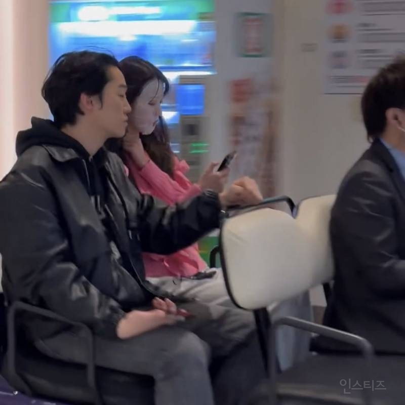 어제자 대만 콘서트 끝나자마자 미우미우 패션위크 보러 가기위해 파리 공항 카트에서 마스크팩 붙이고 있는 장원영 jpg | 인스티즈