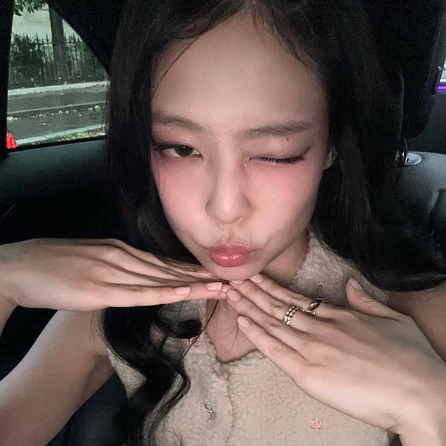 [잡담] 샤넬쇼 제니 차 셀카 떴던 거 다 미쳤음 | 인스티즈