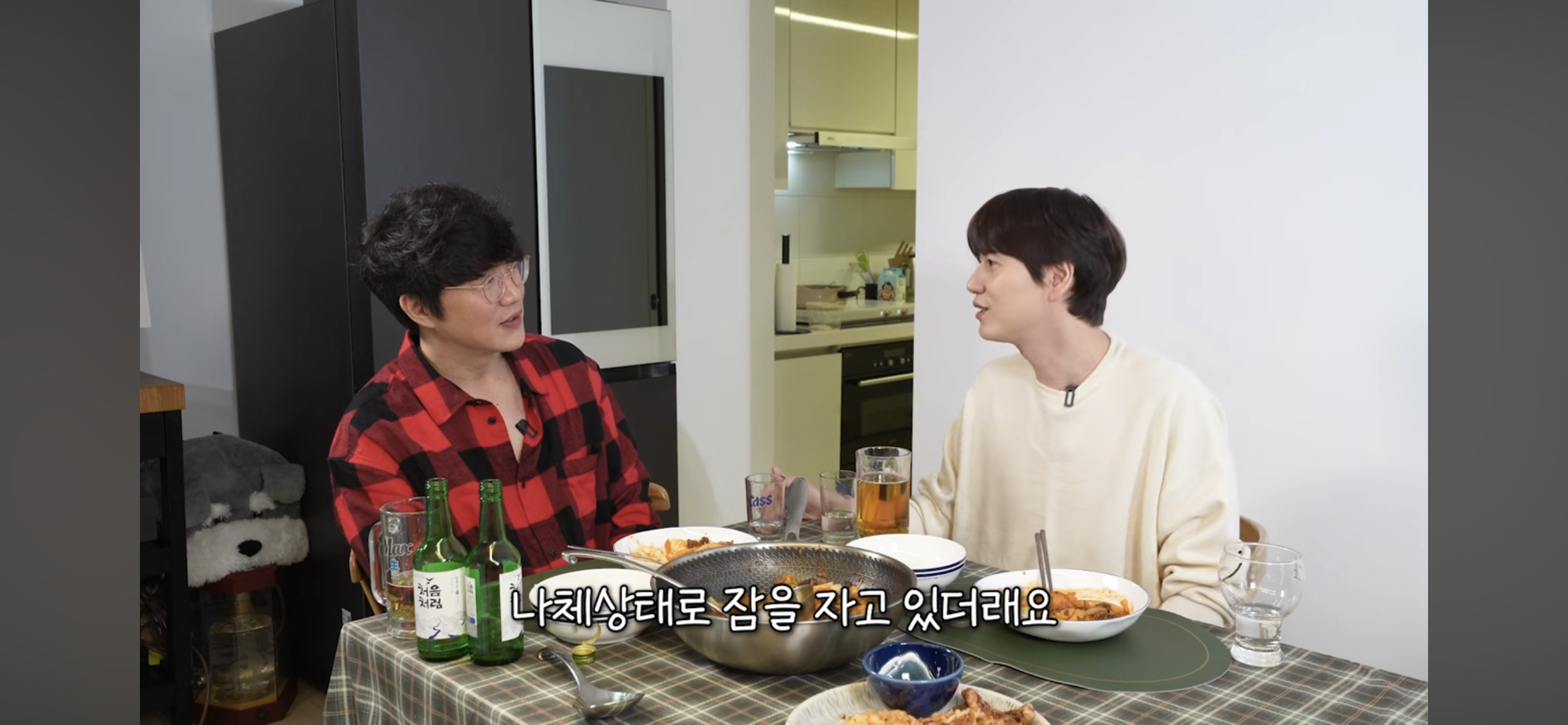 [정보/소식] 출국날인데 새벽5시반까지 술먹다가 매니저가 바지입혀준 규현 | 인스티즈