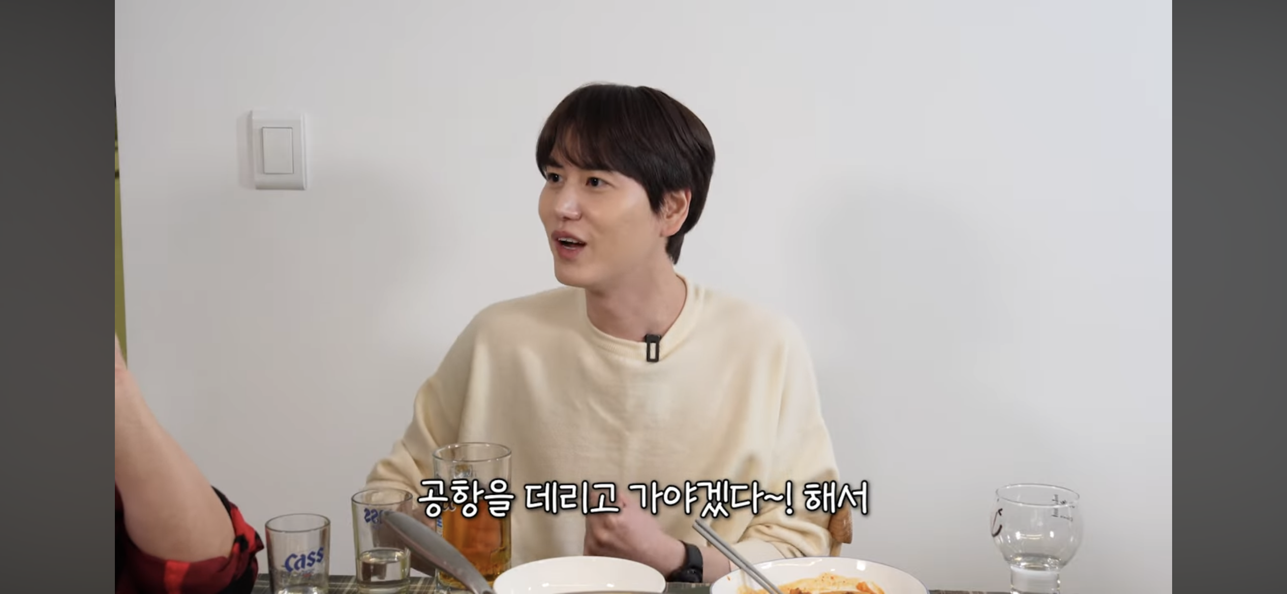 [정보/소식] 출국날인데 새벽5시반까지 술먹다가 매니저가 바지입혀준 규현 | 인스티즈