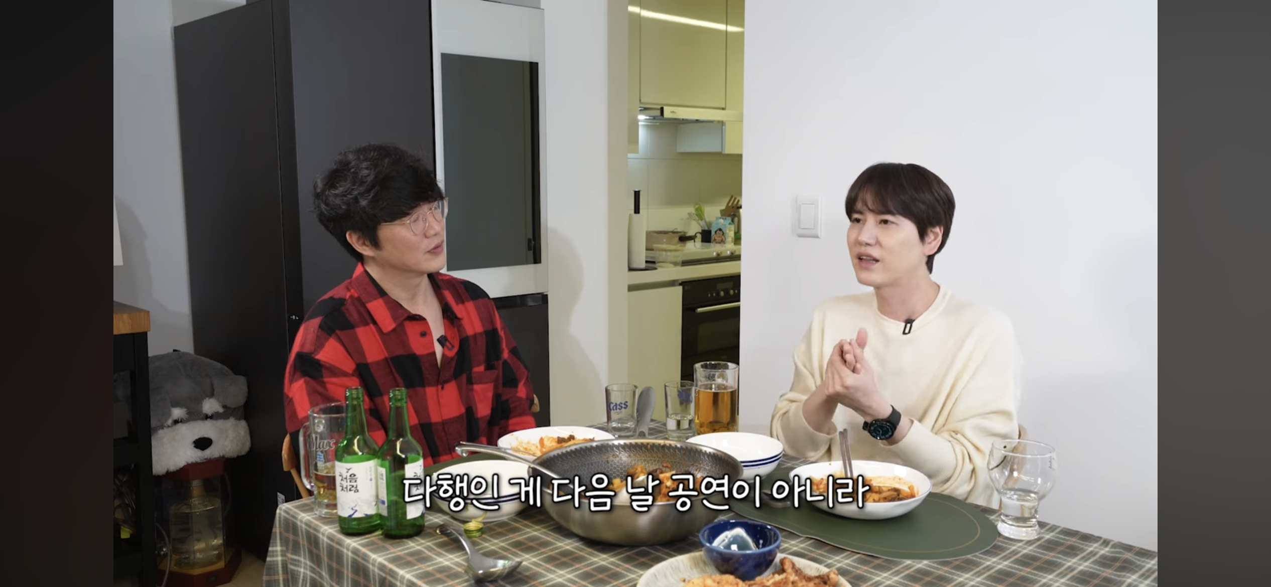 [정보/소식] 출국날인데 새벽5시반까지 술먹다가 매니저가 바지입혀준 규현 | 인스티즈