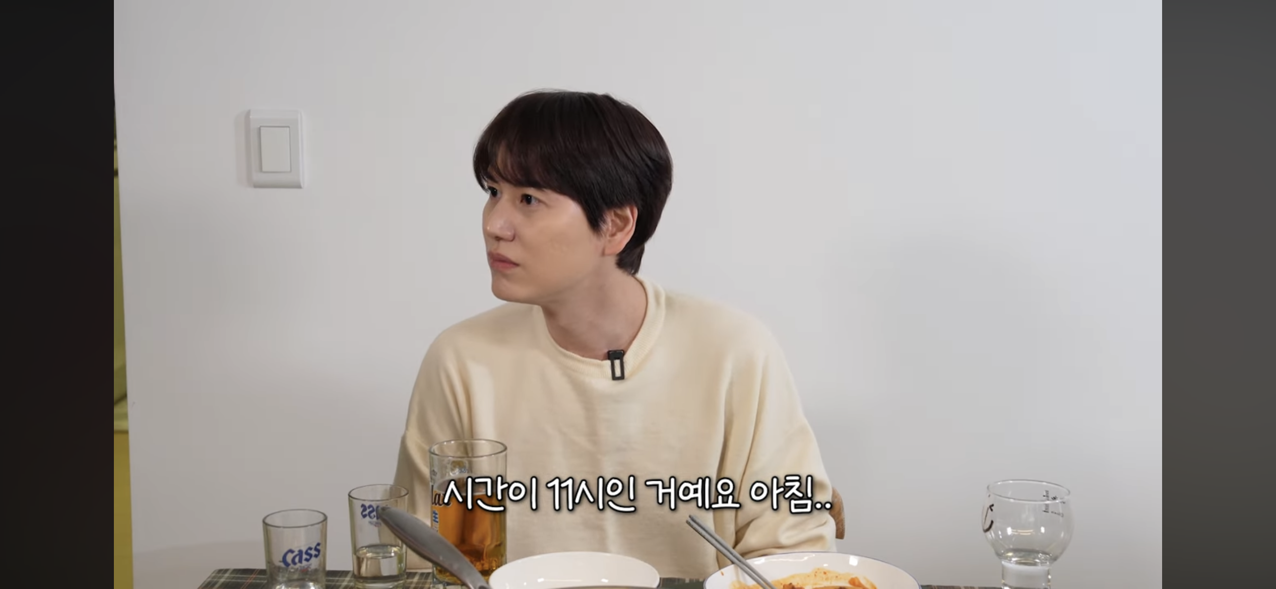 [정보/소식] 출국날인데 새벽5시반까지 술먹다가 매니저가 바지입혀준 규현 | 인스티즈