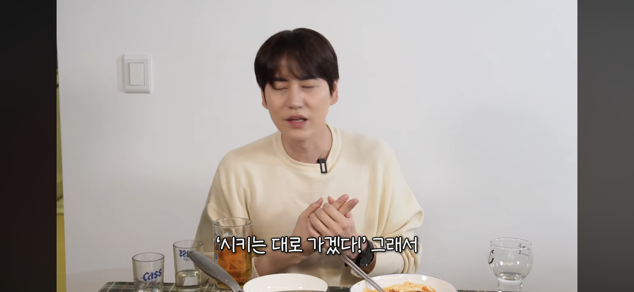 [정보/소식] 출국날인데 새벽5시반까지 술먹다가 매니저가 바지입혀준 규현 | 인스티즈