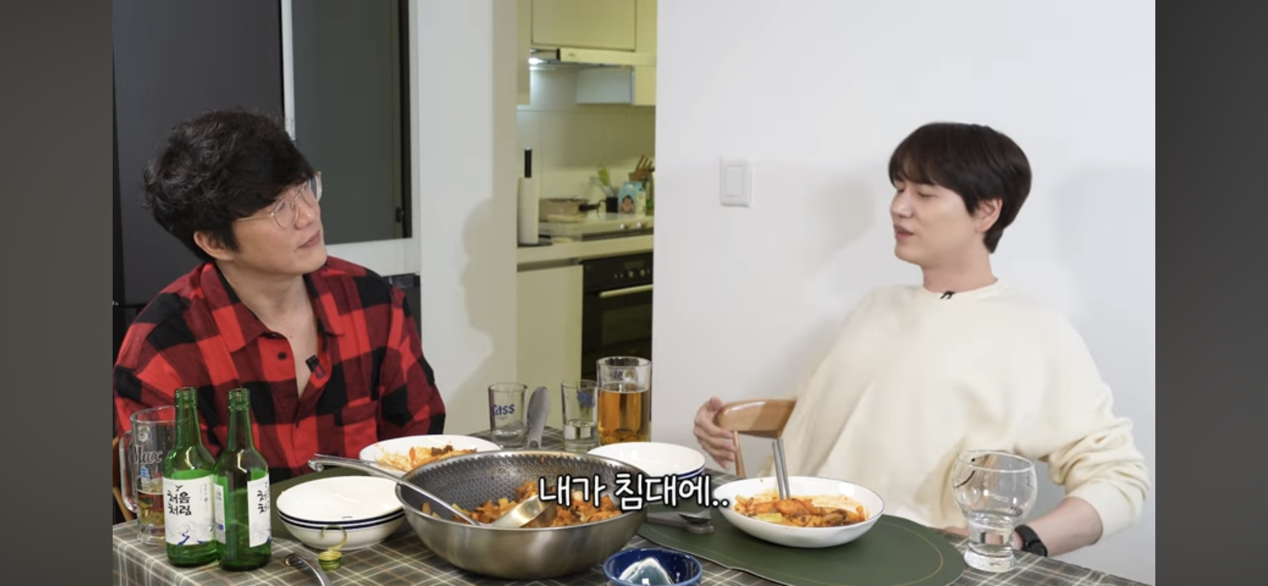 [정보/소식] 출국날인데 새벽5시반까지 술먹다가 매니저가 바지입혀준 규현 | 인스티즈