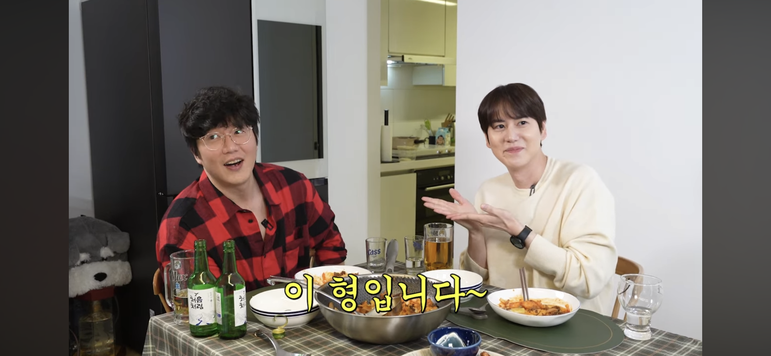 [정보/소식] 출국날인데 새벽5시반까지 술먹다가 매니저가 바지입혀준 규현 | 인스티즈