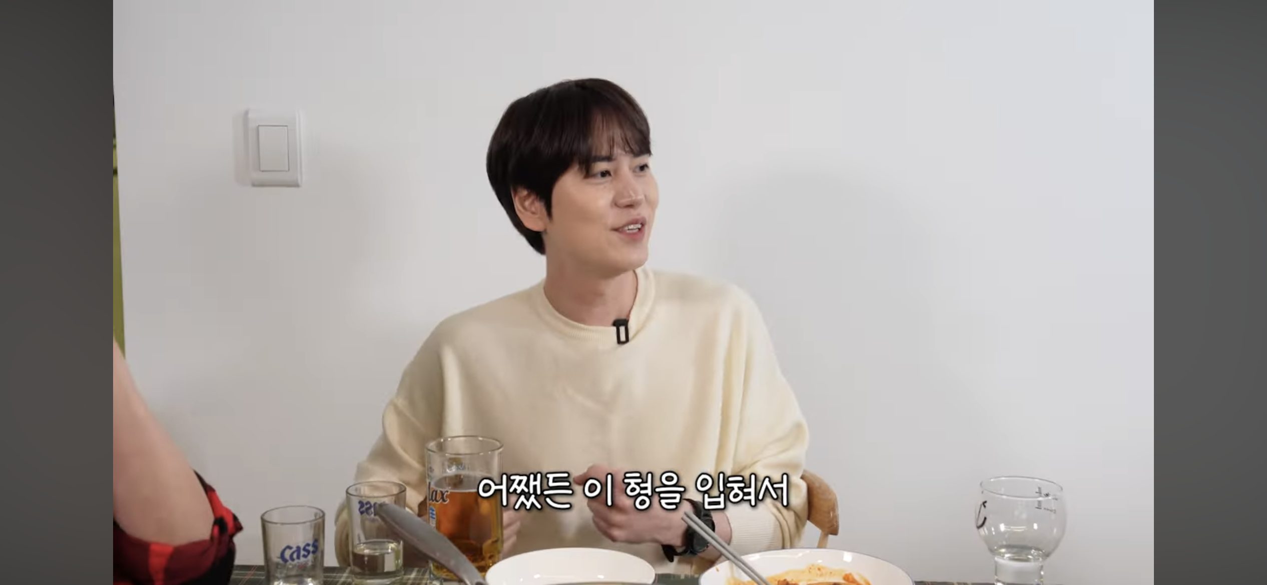 [정보/소식] 출국날인데 새벽5시반까지 술먹다가 매니저가 바지입혀준 규현 | 인스티즈