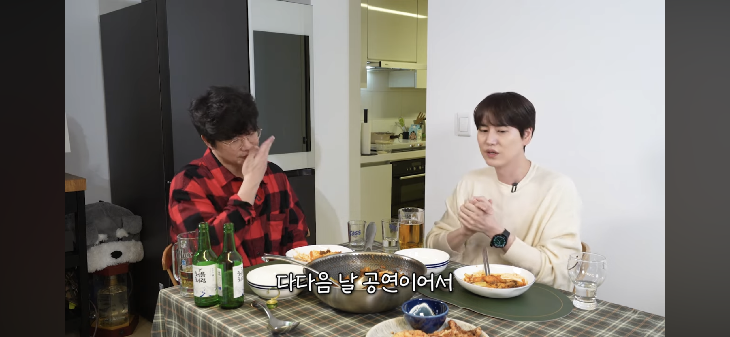 [정보/소식] 출국날인데 새벽5시반까지 술먹다가 매니저가 바지입혀준 규현 | 인스티즈