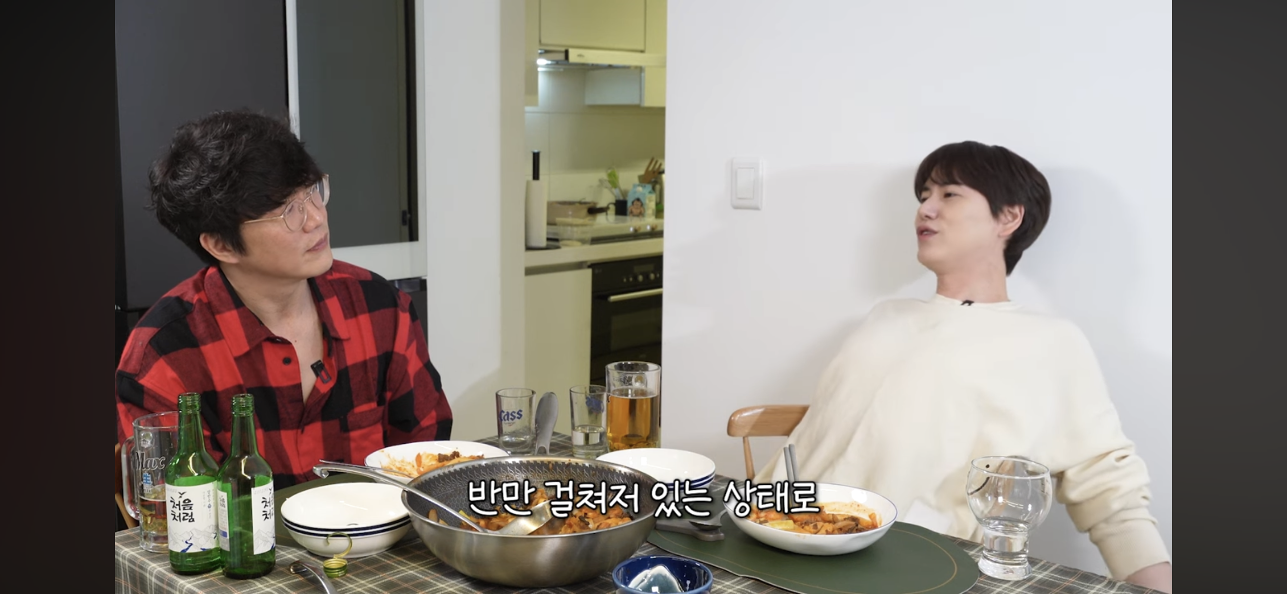[정보/소식] 출국날인데 새벽5시반까지 술먹다가 매니저가 바지입혀준 규현 | 인스티즈