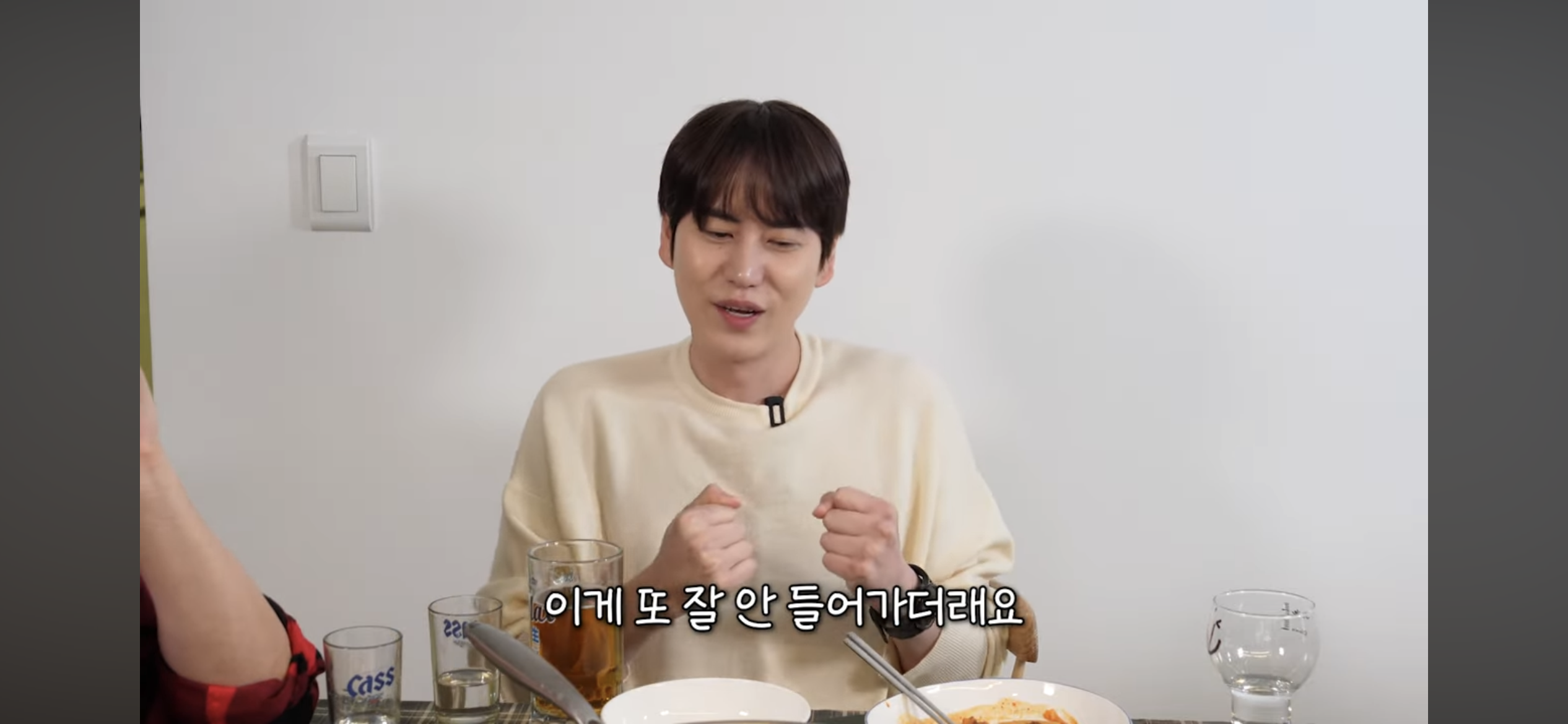 [정보/소식] 출국날인데 새벽5시반까지 술먹다가 매니저가 바지입혀준 규현 | 인스티즈