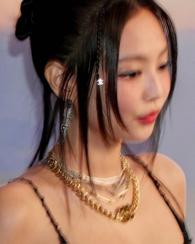 샤넬 헤어참으로 머리에 포인트 준 블랙핑크 제니.jpg | 인스티즈