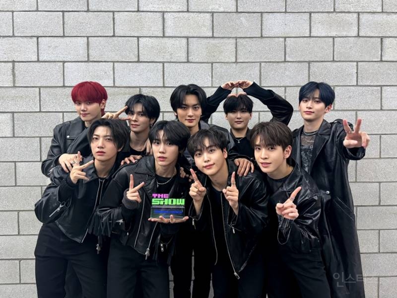 크래비티, '더쇼' 컴백과 동시에 1위 트로피 차지...신곡 '러브 오어 다이' 인기 행진 | 인스티즈