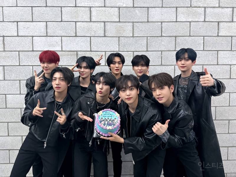크래비티, '더쇼' 컴백과 동시에 1위 트로피 차지...신곡 '러브 오어 다이' 인기 행진 | 인스티즈