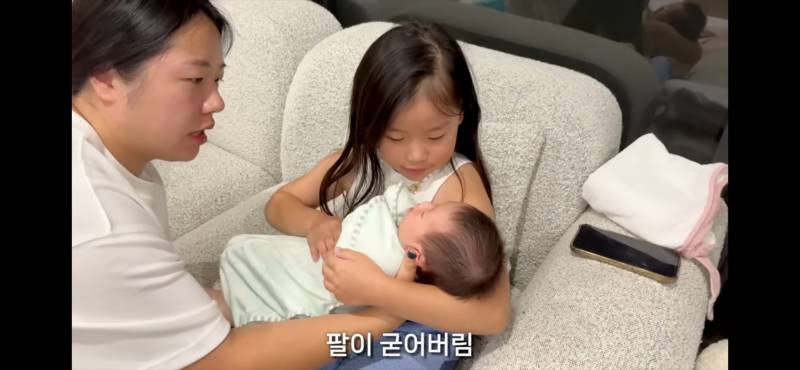 [잡담] 해쭈네..개귀여워서 미쳐 카야가 baby주하 안고있움 | 인스티즈