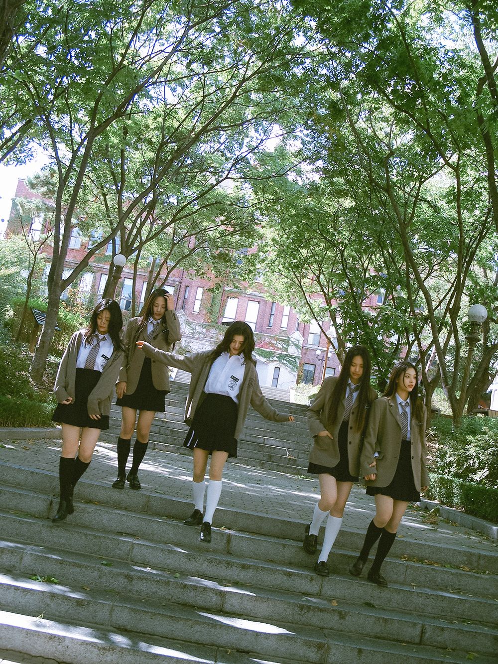 [마플] 최근 뉴진스도 르세라핌도 그렇고 여돌들 교복크롭 그만 입히면 안되나ㅠㅜ | 인스티즈