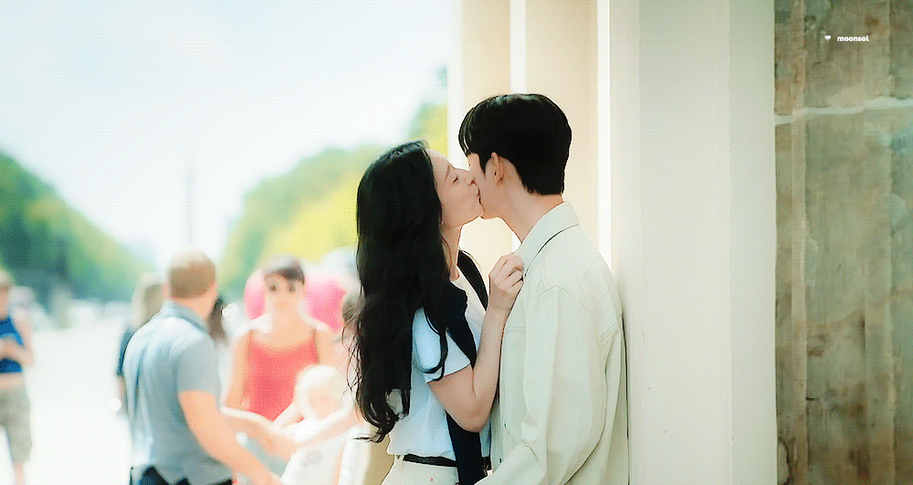 [잡담] 김수현 김지원 키스씬.gif | 인스티즈