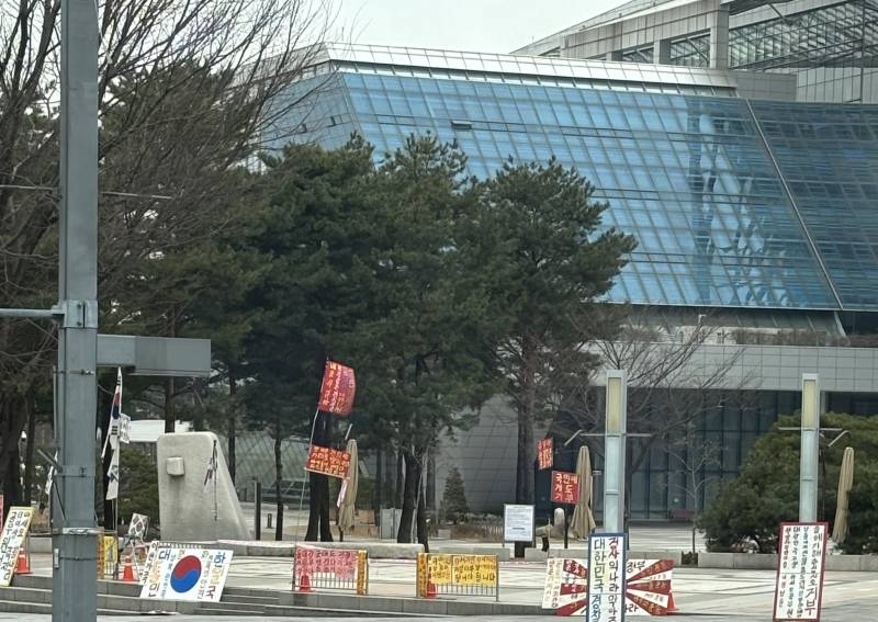 [잡담] 알바 가다가 성남시청 앞에 욱일기 있어서 깜짝 놀람 | 인스티즈
