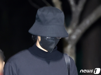 [정보/소식] 철저히 가린 얼굴..취재진의 질문엔 국밥한그릇 먹고싶다 집단성폭행 및 몰카 유포 등 5년 만기출소한 정준영 | 인스티즈